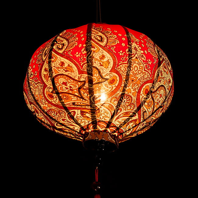 華やかな柄入り　ベトナム伝統のホイアン・ランタン〔提灯〕 - 丸型〔アラベスク模様〕 5 - 角度を変えてみてみました。