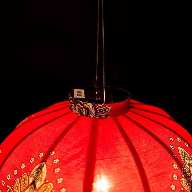 華やかな柄入り　ベトナム伝統のホイアン・ランタン〔提灯〕 - 丸型〔アラベスク模様〕 6 - 上からの写真です
