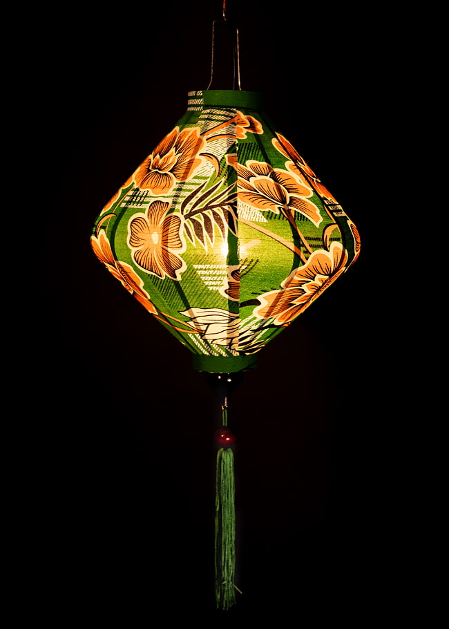 華やかな柄入り　ベトナム伝統のホイアン・ランタン(提灯) - ダイヤ型〔レトロ花模様〕 2 - 点灯してみました。アジアンなムードたっぷりのランタンです。
