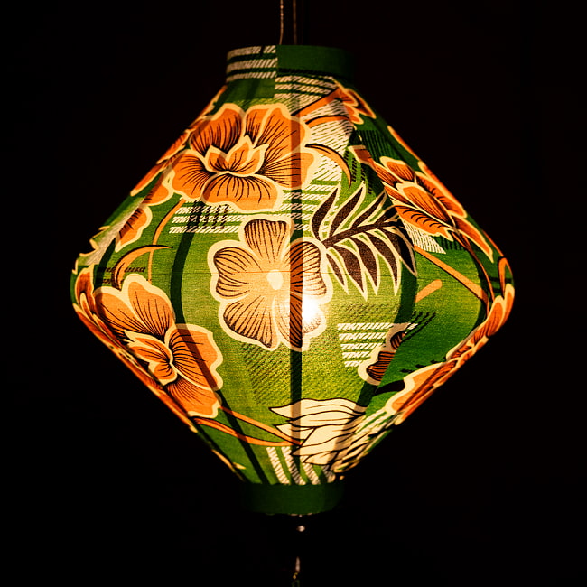 華やかな柄入り　ベトナム伝統のホイアン・ランタン(提灯) - ダイヤ型〔レトロ花模様〕 3 - 幻想的な趣がありますね。