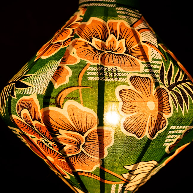 華やかな柄入り　ベトナム伝統のホイアン・ランタン(提灯) - ダイヤ型〔レトロ花模様〕 4 - 拡大したところです