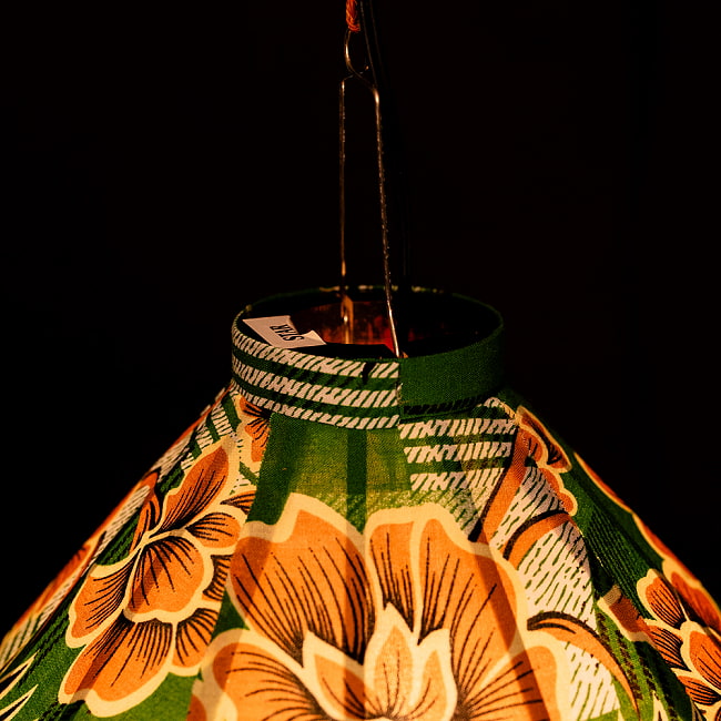 華やかな柄入り　ベトナム伝統のホイアン・ランタン(提灯) - ダイヤ型〔レトロ花模様〕 6 - 上からの写真です