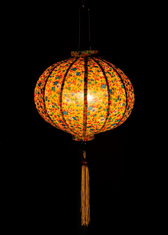 華やかな柄入り　ベトナム伝統のホイアン・ランタン〔提灯〕 - 丸型〔レトロ小花模様〕 2 - 点灯してみました。アジアンなムードたっぷりのランタンです。