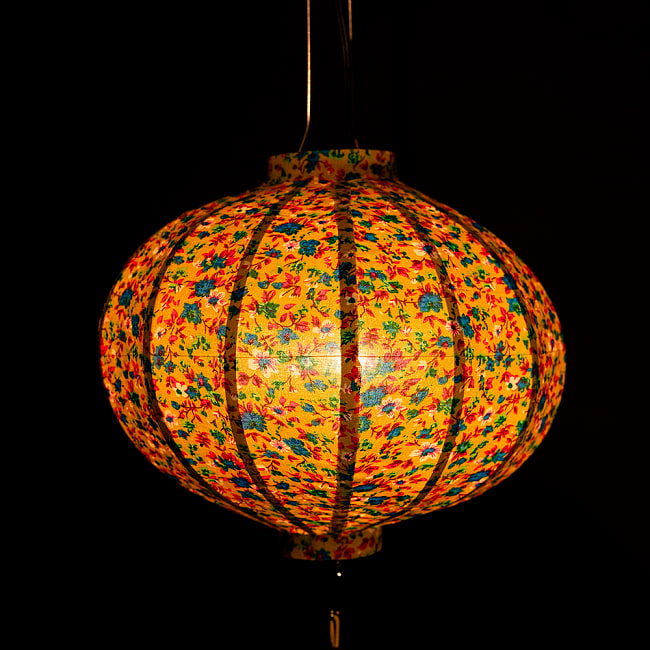 華やかな柄入り　ベトナム伝統のホイアン・ランタン〔提灯〕 - 丸型〔レトロ小花模様〕 3 - 幻想的な趣がありますね。
