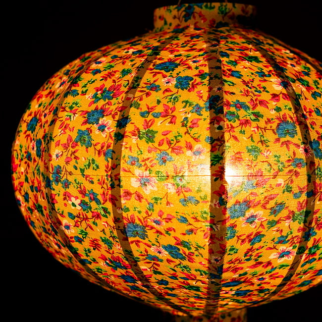 華やかな柄入り　ベトナム伝統のホイアン・ランタン〔提灯〕 - 丸型〔レトロ小花模様〕 4 - 拡大したところです