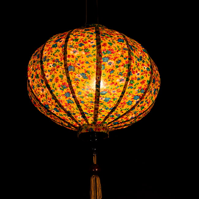 華やかな柄入り　ベトナム伝統のホイアン・ランタン〔提灯〕 - 丸型〔レトロ小花模様〕 5 - 角度を変えてみてみました。