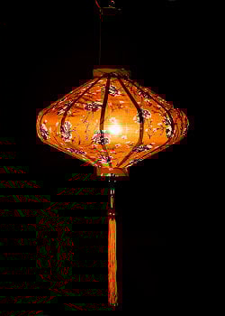 華やかな柄入り　ベトナム伝統のホイアン・ランタン(提灯) - 薄ひし形〔更紗模様〕 - サブ2