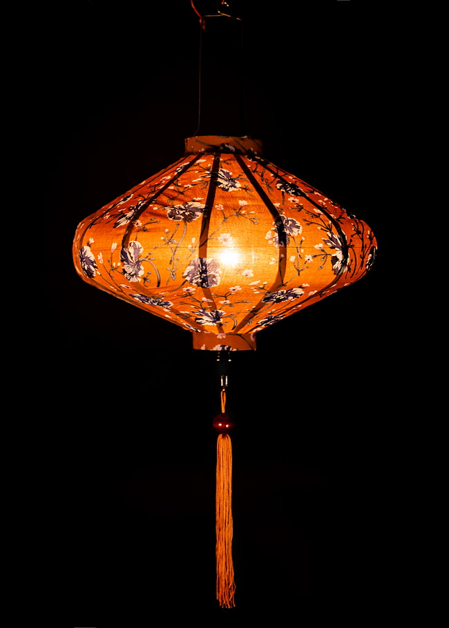 華やかな柄入り　ベトナム伝統のホイアン・ランタン(提灯) - 薄ひし形〔更紗模様〕 2 - 点灯してみました。アジアンなムードたっぷりのランタンです。