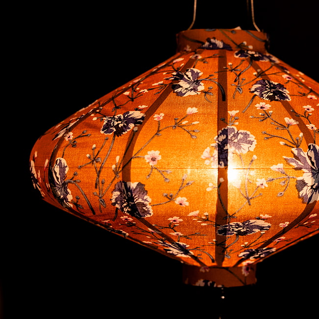 華やかな柄入り　ベトナム伝統のホイアン・ランタン(提灯) - 薄ひし形〔更紗模様〕 4 - 拡大したところです
