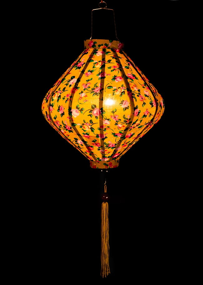 華やかな柄入り　ベトナム伝統のホイアン・ランタン(提灯) - ダイヤ型〔レトロ小花模様〕 2 - 点灯してみました。アジアンなムードたっぷりのランタンです。
