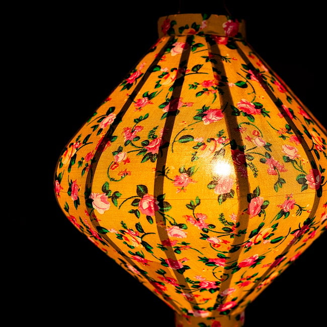 華やかな柄入り　ベトナム伝統のホイアン・ランタン(提灯) - ダイヤ型〔レトロ小花模様〕 4 - 拡大したところです
