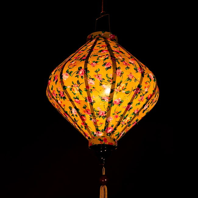 華やかな柄入り　ベトナム伝統のホイアン・ランタン(提灯) - ダイヤ型〔レトロ小花模様〕 5 - 角度を変えてみてみました。