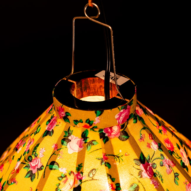 華やかな柄入り　ベトナム伝統のホイアン・ランタン(提灯) - ダイヤ型〔レトロ小花模様〕 6 - 上からの写真です