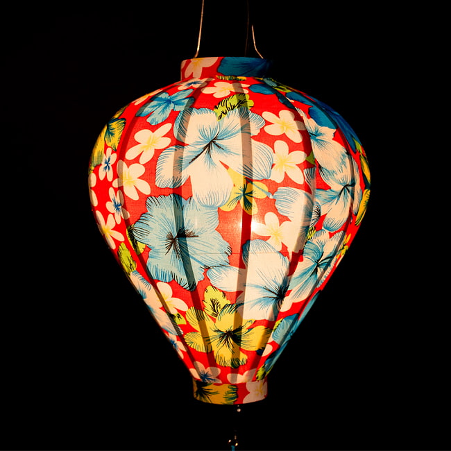 華やかな柄入り　ベトナム伝統のホイアン・ランタン〔提灯〕 - ほおずき型〔レトロ花模様〕 3 - 幻想的な趣がありますね。
