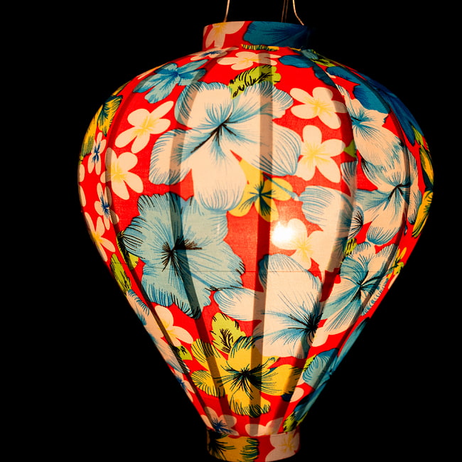 華やかな柄入り　ベトナム伝統のホイアン・ランタン〔提灯〕 - ほおずき型〔レトロ花模様〕 4 - 拡大したところです