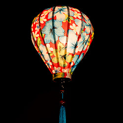 華やかな柄入り　ベトナム伝統のホイアン・ランタン〔提灯〕 - ほおずき型〔レトロ花模様〕 - サブ5