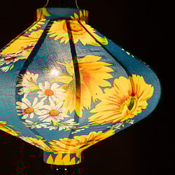 華やかな柄入り　ベトナム伝統のホイアン・ランタン(提灯) - 薄ひし形〔ひまわり模様〕 - サブ4