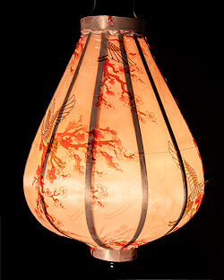 華やかな柄入り　ベトナム伝統のホイアン・ランタン〔提灯〕 - ティアドロップ〔鶴と梅の花模様〕 - サブ3