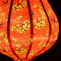 華やかな柄入り　ベトナム伝統のホイアン・ランタン〔提灯〕 - ティアドロップ〔燕と黄梅模様〕 - サブ4