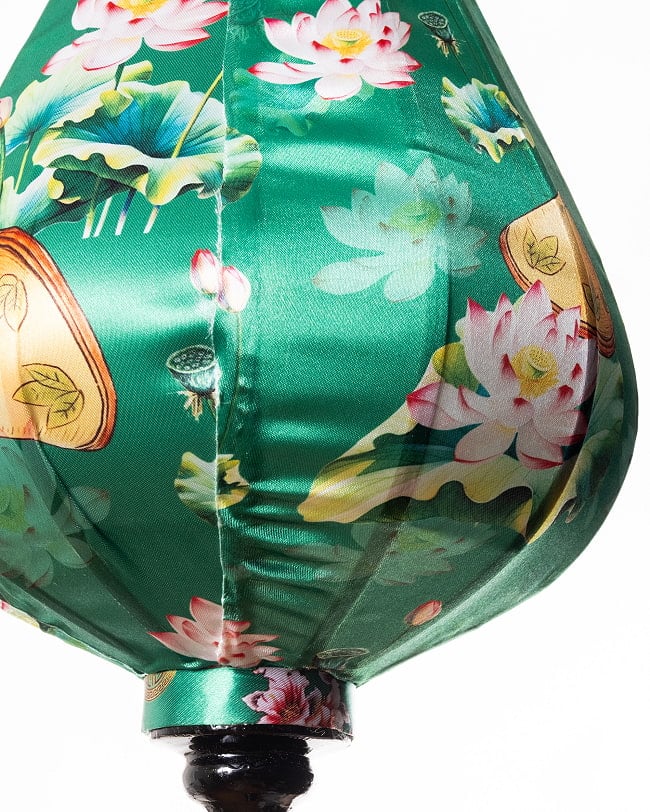 華やかな柄入り ベトナム伝統のホイアン・ランタン〔提灯〕 - ほおずき型〔ロータス模様緑〕 10 - 生地の拡大写真です