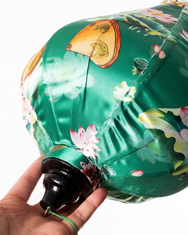 華やかな柄入り ベトナム伝統のホイアン・ランタン〔提灯〕 - ほおずき型〔ロータス模様緑〕 11 - とても良い雰囲気ですね