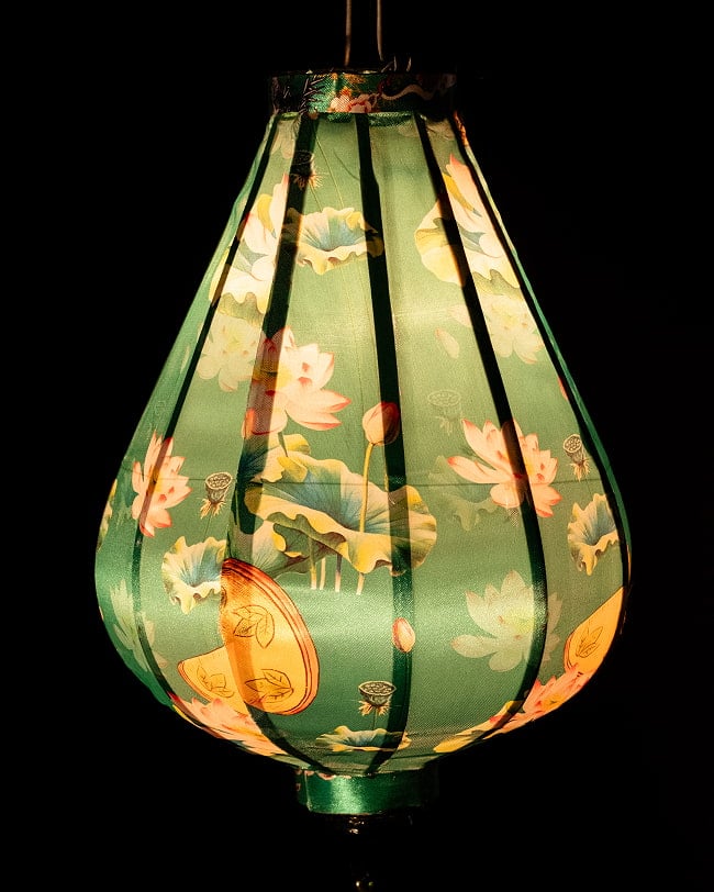 華やかな柄入り ベトナム伝統のホイアン・ランタン〔提灯〕 - ほおずき型〔ロータス模様緑〕 3 - 幻想的な趣がありますね。
