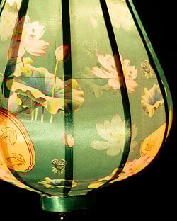 華やかな柄入り　ベトナム伝統のホイアン・ランタン〔提灯〕 - ティアドロップ型〔ロータス模様緑〕 - サブ4