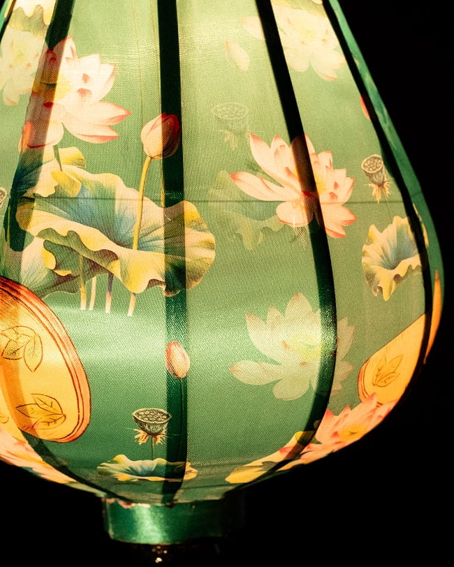 華やかな柄入り ベトナム伝統のホイアン・ランタン〔提灯〕 - ほおずき型〔ロータス模様緑〕 4 - 拡大したところです
