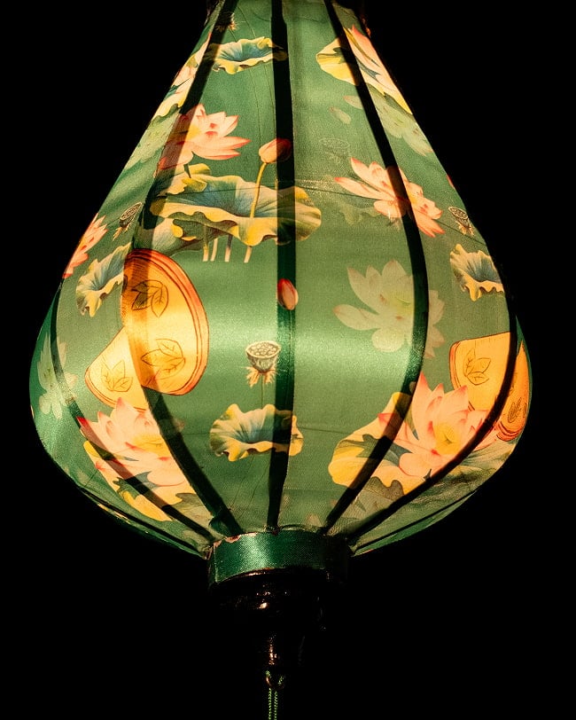 華やかな柄入り ベトナム伝統のホイアン・ランタン〔提灯〕 - ほおずき型〔ロータス模様緑〕 5 - 角度を変えてみてみました。