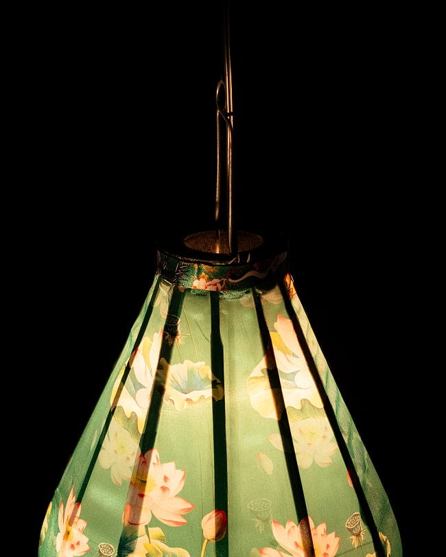 華やかな柄入り ベトナム伝統のホイアン・ランタン〔提灯〕 - ほおずき型〔ロータス模様緑〕 6 - 上からの写真です