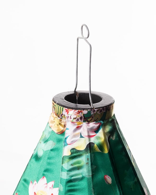 華やかな柄入り ベトナム伝統のホイアン・ランタン〔提灯〕 - ほおずき型〔ロータス模様緑〕 9 - 上部の写真です