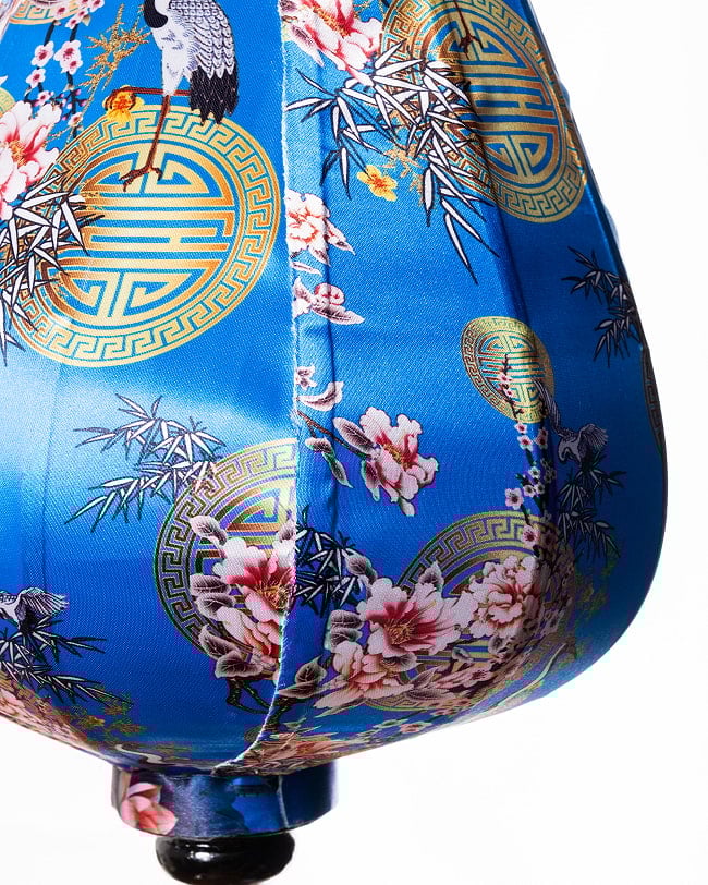 華やかな柄入り ベトナム伝統のホイアン・ランタン〔提灯〕 - ほおずき型〔鶴と牡丹吉祥模様青〕 10 - 生地の拡大写真です