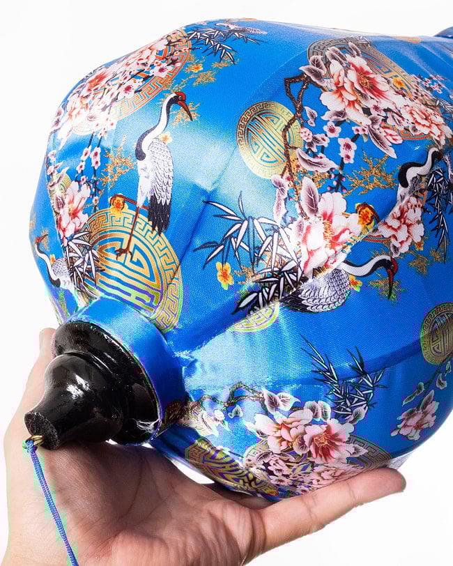 華やかな柄入り ベトナム伝統のホイアン・ランタン〔提灯〕 - ほおずき型〔鶴と牡丹吉祥模様青〕 11 - とても良い雰囲気ですね