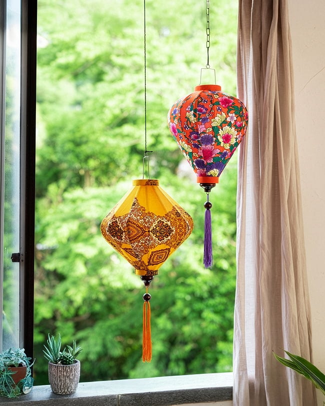 華やかな柄入り　ベトナム伝統のホイアン・ランタン〔提灯〕 - ほおずき型〔鶴と牡丹吉祥模様青〕 16 - 柄入りタイプなので日中も素敵です