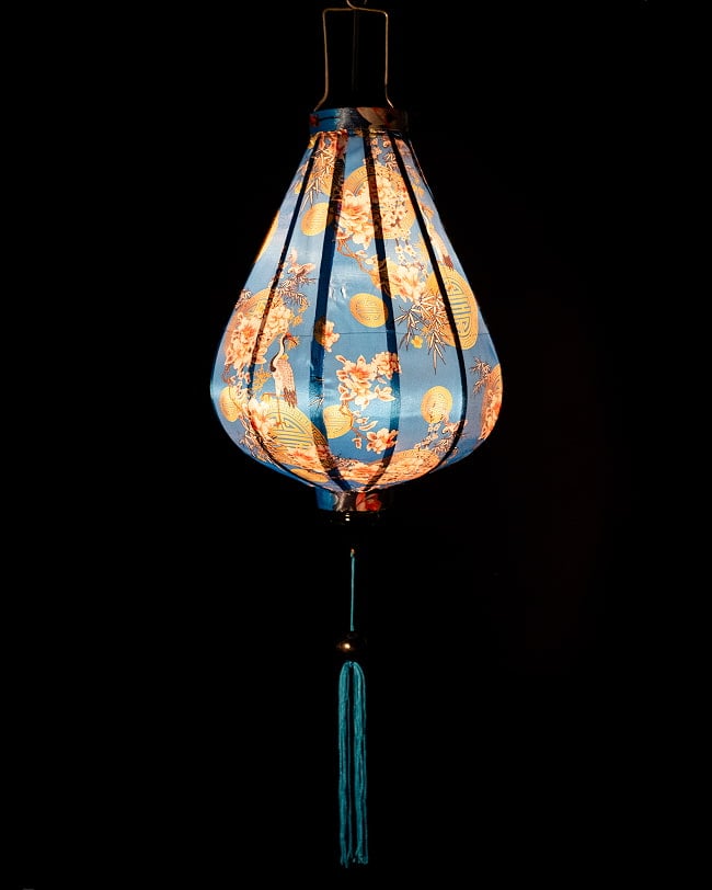 華やかな柄入り ベトナム伝統のホイアン・ランタン〔提灯〕 - ほおずき型〔鶴と牡丹吉祥模様青〕 2 - 点灯してみました。アジアンなムードたっぷりのランタンです。