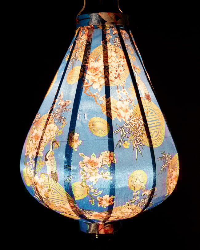 華やかな柄入り ベトナム伝統のホイアン・ランタン〔提灯〕 - ほおずき型〔鶴と牡丹吉祥模様青〕 3 - 幻想的な趣がありますね。