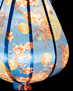 華やかな柄入り　ベトナム伝統のホイアン・ランタン〔提灯〕 - ほおずき型〔鶴と牡丹吉祥模様青〕 - サブ4