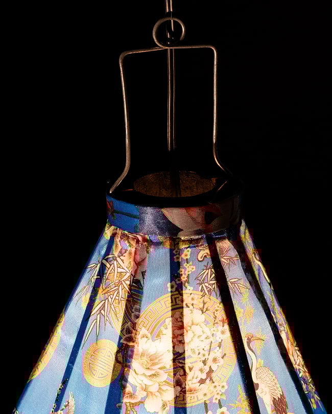 華やかな柄入り ベトナム伝統のホイアン・ランタン〔提灯〕 - ほおずき型〔鶴と牡丹吉祥模様青〕 6 - 上からの写真です