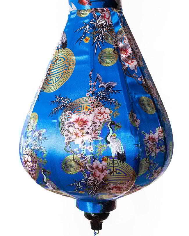 華やかな柄入り ベトナム伝統のホイアン・ランタン〔提灯〕 - ほおずき型〔鶴と牡丹吉祥模様青〕 8 - 柄入りなので雰囲気があります