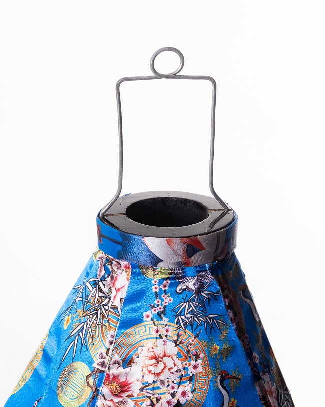 華やかな柄入り ベトナム伝統のホイアン・ランタン〔提灯〕 - ほおずき型〔鶴と牡丹吉祥模様青〕 9 - 上部の写真です