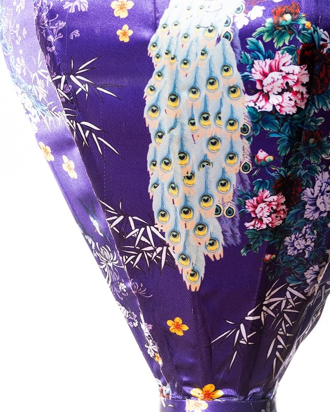 華やかな柄入り ベトナム伝統のホイアン・ランタン〔提灯〕 - ティアドロップ〔孔雀と牡丹吉祥模様紫〕 10 - 生地の拡大写真です