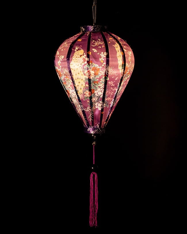 華やかな柄入り ベトナム伝統のホイアン・ランタン〔提灯〕 - ティアドロップ〔孔雀と牡丹吉祥模様紫〕 2 - 点灯してみました。アジアンなムードたっぷりのランタンです。