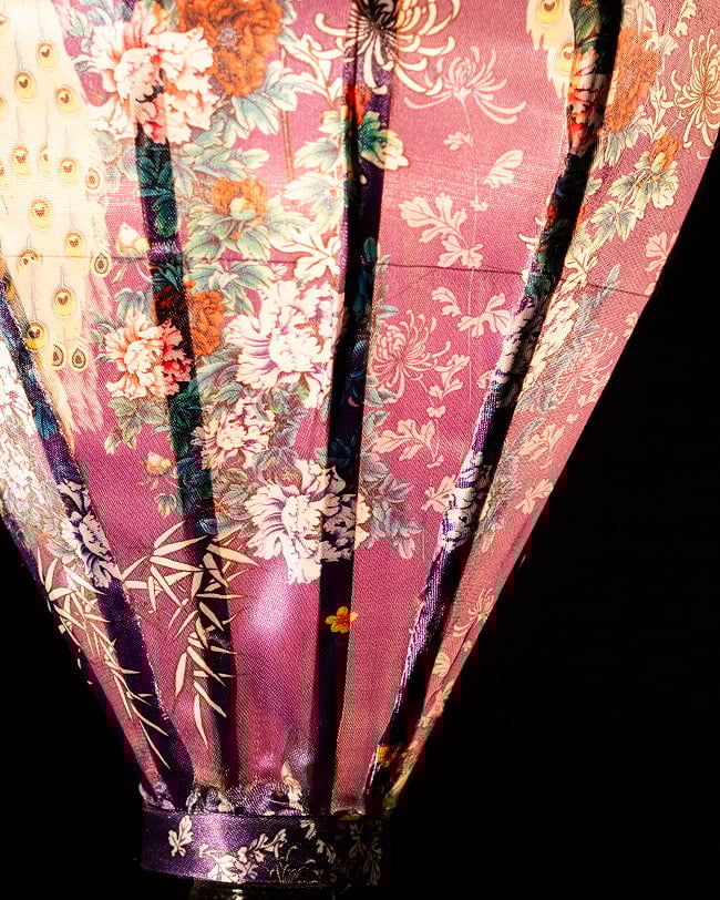 華やかな柄入り ベトナム伝統のホイアン・ランタン〔提灯〕 - ティアドロップ〔孔雀と牡丹吉祥模様紫〕 4 - 拡大したところです