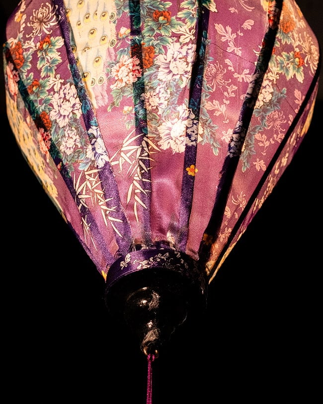 華やかな柄入り ベトナム伝統のホイアン・ランタン〔提灯〕 - ティアドロップ〔孔雀と牡丹吉祥模様紫〕 5 - 角度を変えてみてみました。