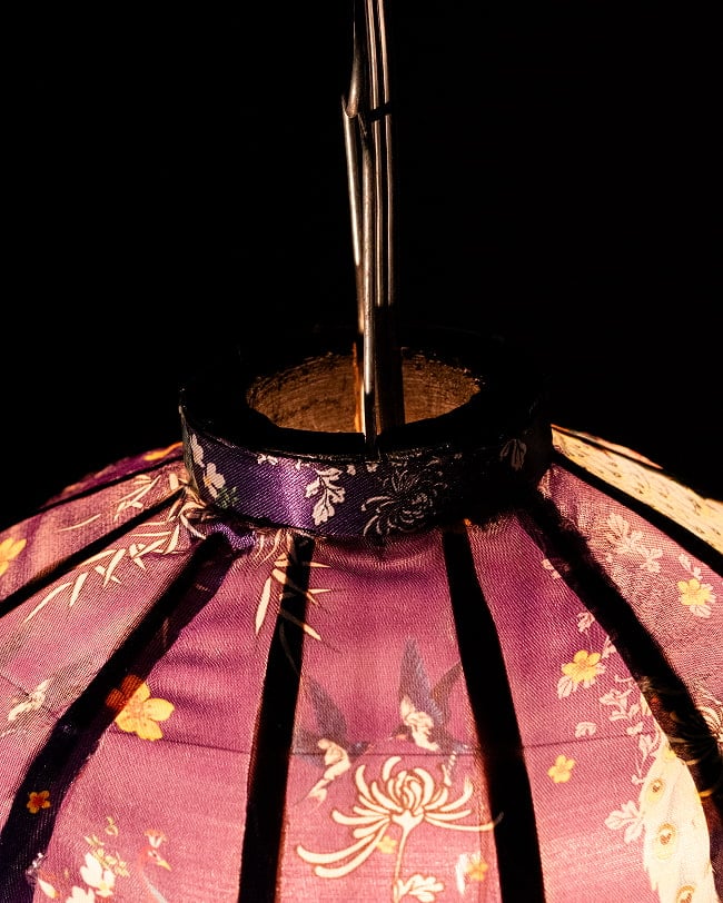 華やかな柄入り ベトナム伝統のホイアン・ランタン〔提灯〕 - ティアドロップ〔孔雀と牡丹吉祥模様紫〕 6 - 上からの写真です