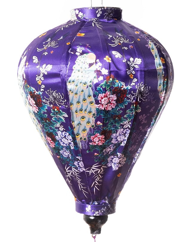 華やかな柄入り ベトナム伝統のホイアン・ランタン〔提灯〕 - ティアドロップ〔孔雀と牡丹吉祥模様紫〕 8 - 柄入りなので雰囲気があります