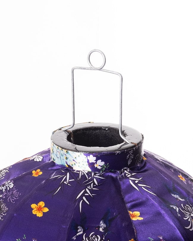 華やかな柄入り ベトナム伝統のホイアン・ランタン〔提灯〕 - ティアドロップ〔孔雀と牡丹吉祥模様紫〕 9 - 上部の写真です