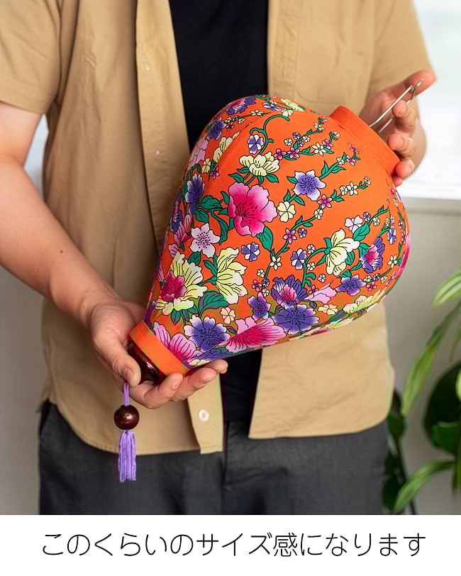 華やかな柄入り ベトナム伝統のホイアン・ランタン〔提灯〕 - ティアドロップ〔梅の花模様白〕 13 - このくらいのサイズ感になります