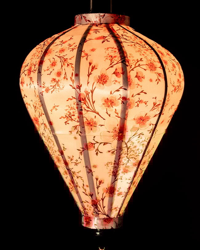 華やかな柄入り ベトナム伝統のホイアン・ランタン〔提灯〕 - ティアドロップ〔梅の花模様白〕 3 - 幻想的な趣がありますね。