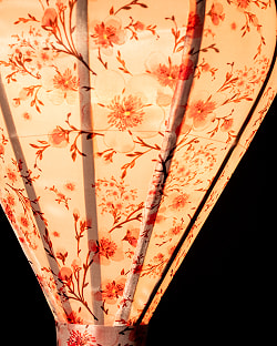 華やかな柄入り　ベトナム伝統のホイアン・ランタン〔提灯〕 - ティアドロップ〔梅の花模様白〕 - サブ4